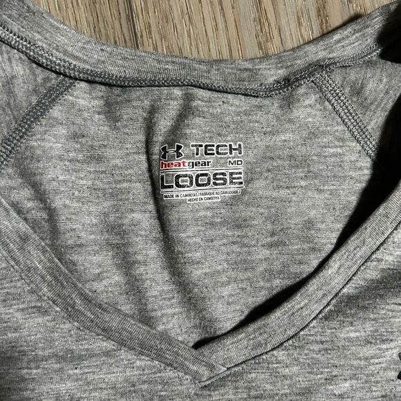 Under Armour Women’s Tech  Heat Gear Loose  medium t-shirt - Picture 2 of 2